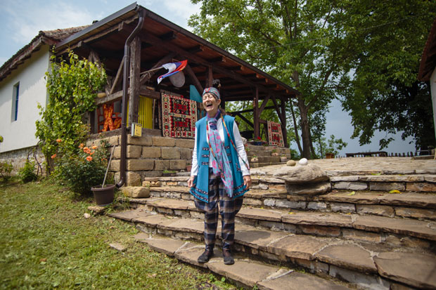 КАДА СУ ГОДИНЕ САМО БРОЈ: Шик шајкаче, шик баке